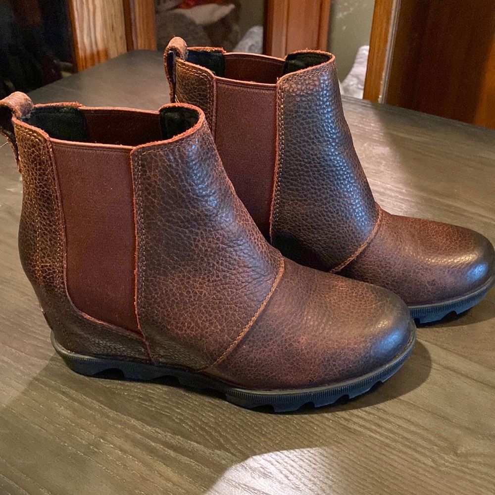 Sorel Women's Joan of Arctic Wedge II Waterproof Lug Sole Chelsea Booties Size 8